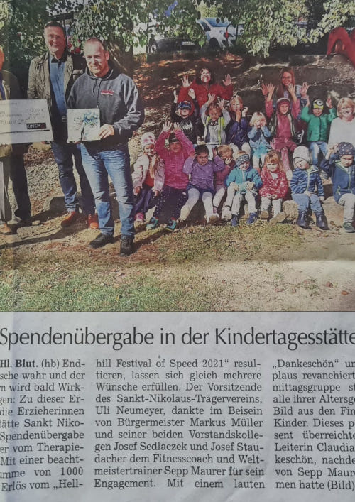 Spendenübergabe durch Sepp Maurer vom Therapiezentrum Kinema. 